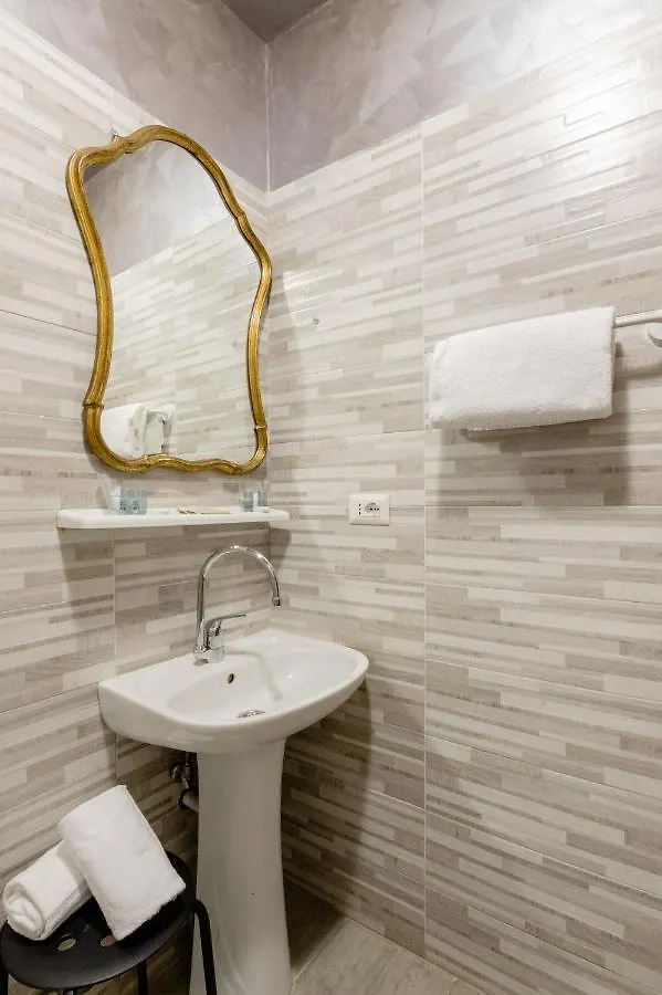 4-Bdr Apt Among Colosseum&Termini 10-People Rome