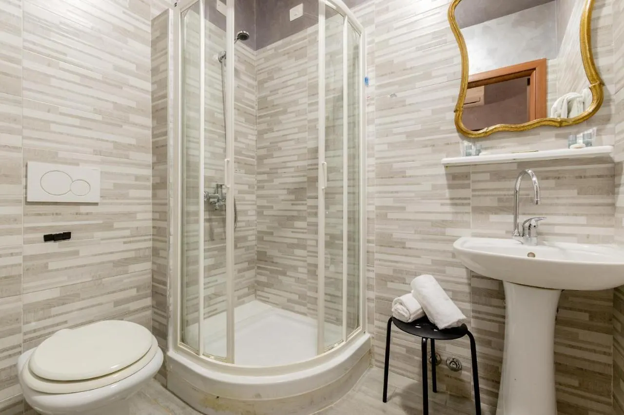 4-Bdr Apt Among Colosseum&Termini 10-People Rome Italy