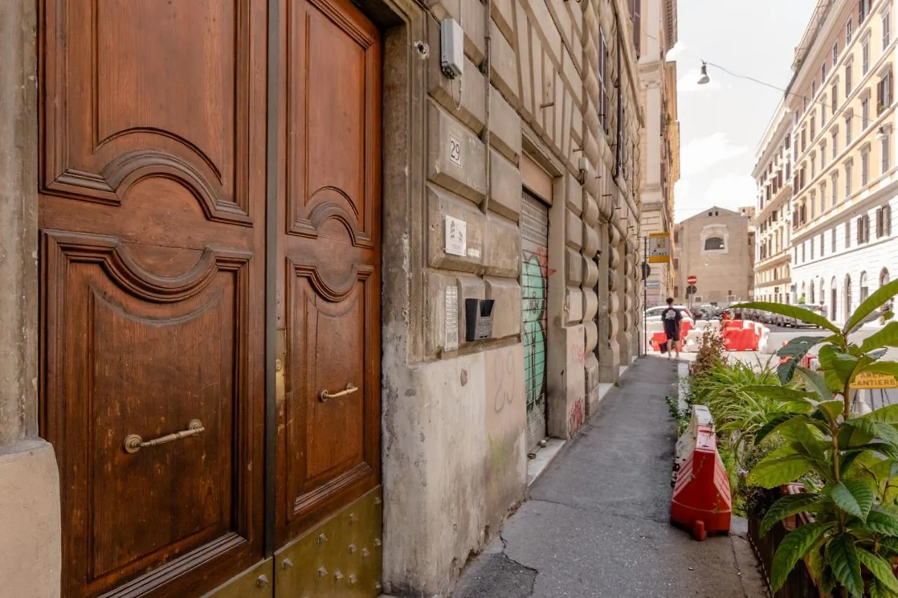 4-Bdr Apt Among Colosseum&Termini 10-People Rome Apartment