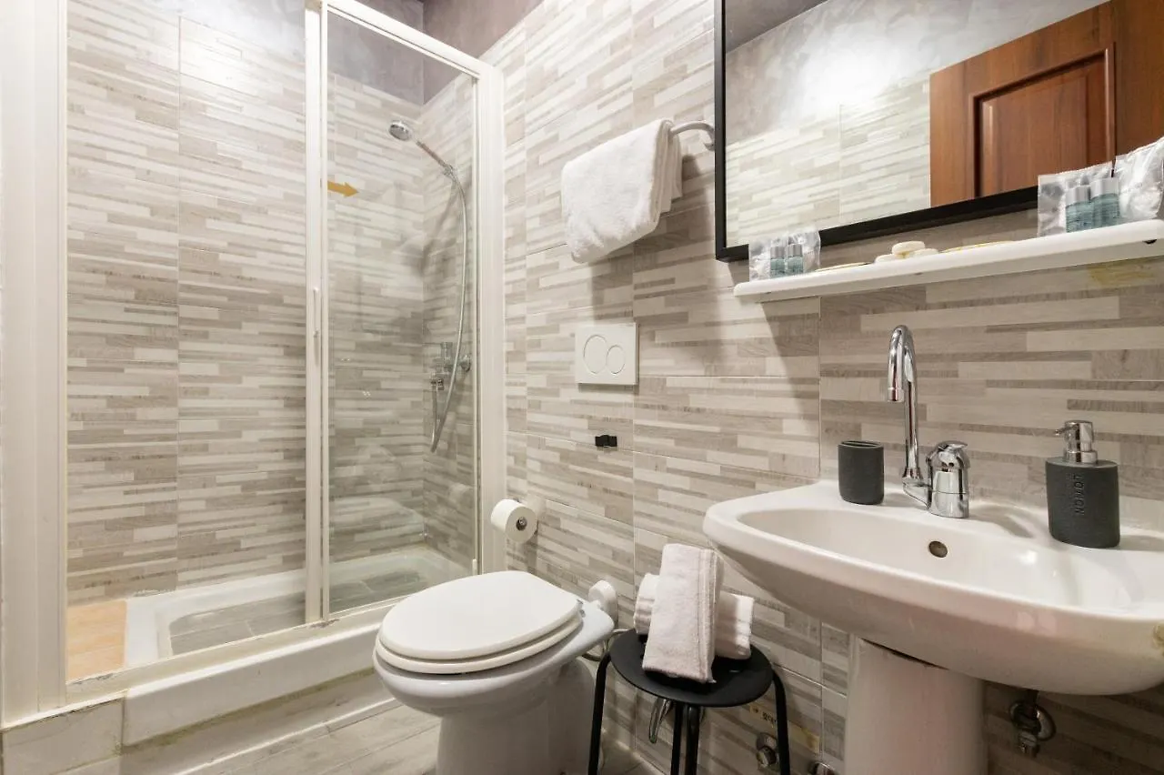 4-Bdr Apt Among Colosseum&Termini 10-People Rome Apartment