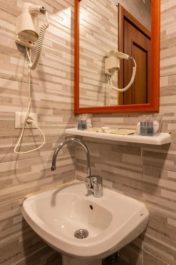 Apartment 4-Bdr Apt Among Colosseum&Termini 10-People Rome