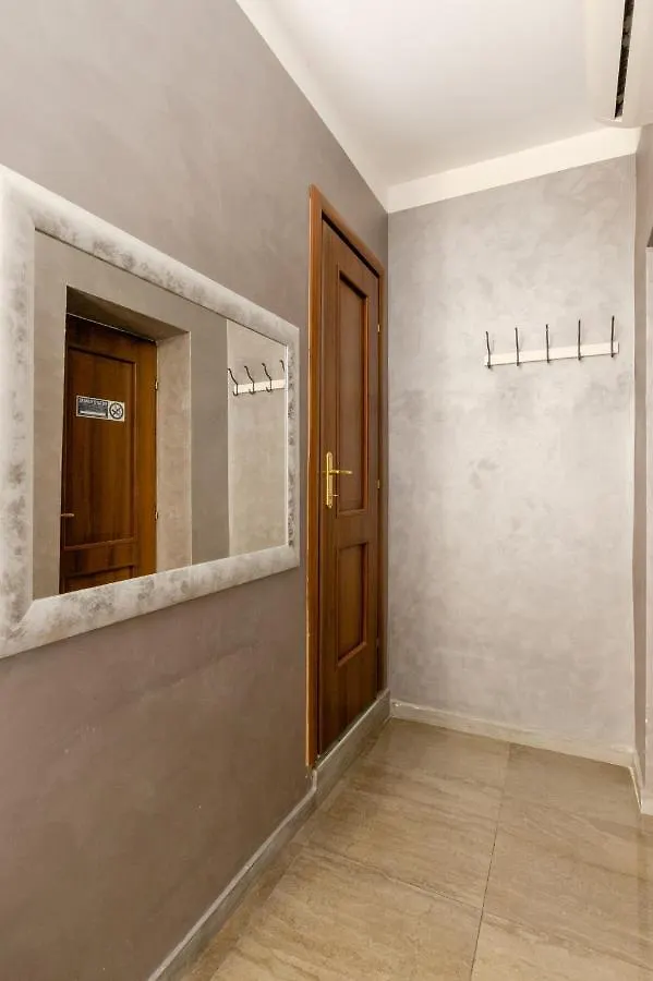 Apartment 4-Bdr Apt Among Colosseum&Termini 10-People Rome
