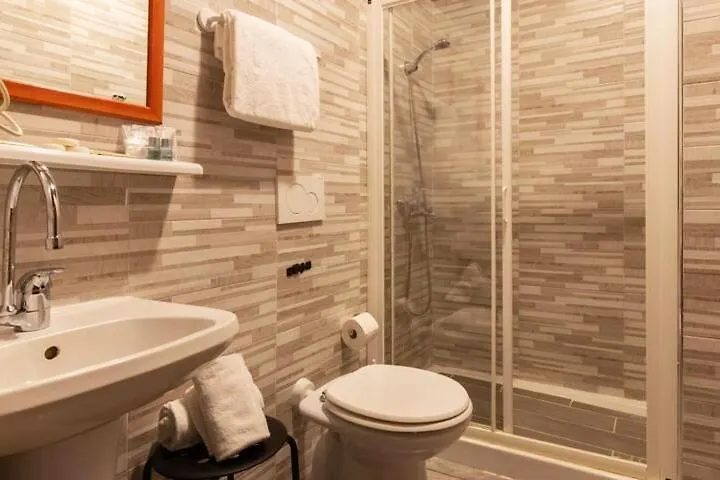 4-Bdr Apt Among Colosseum&Termini 10-People Rome Apartment