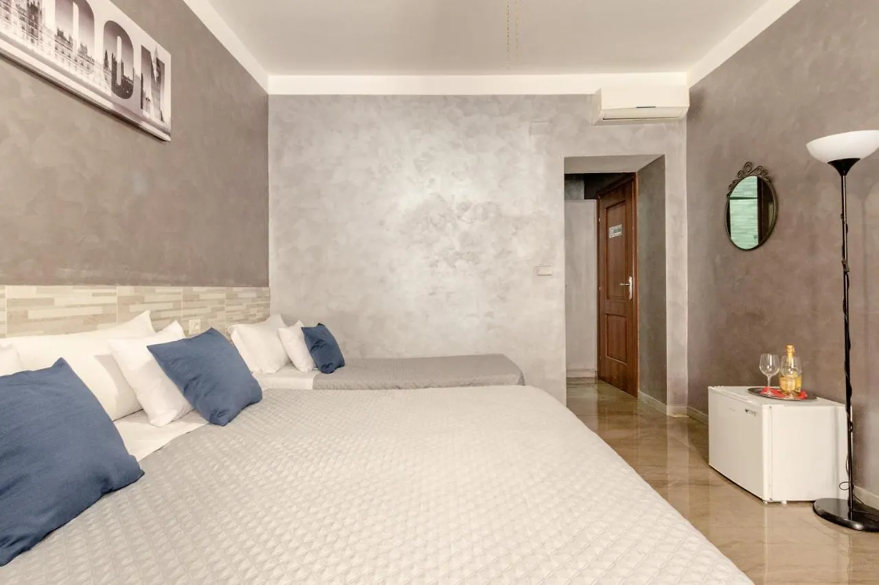 4-Bdr Apt Among Colosseum&Termini 10-People Roma