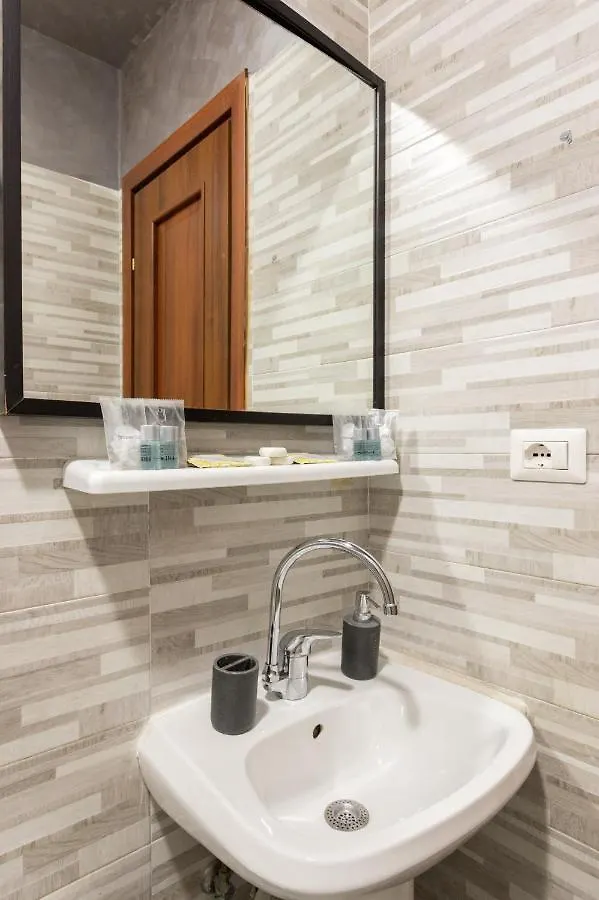 4-Bdr Apt Among Colosseum&Termini 10-People Roma 0*,  İtalya